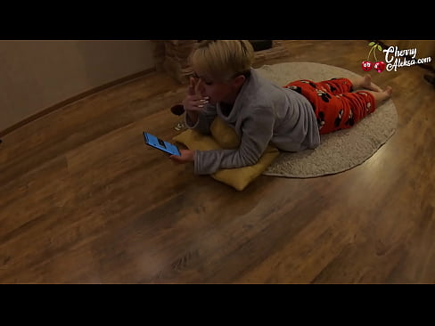 ❤️ Τρελή ξανθιά ρουφάει τεράστιο πουλί και χοροπηδάει πάνω του - πρωκτικό σεξ ❌ Σεξ ️