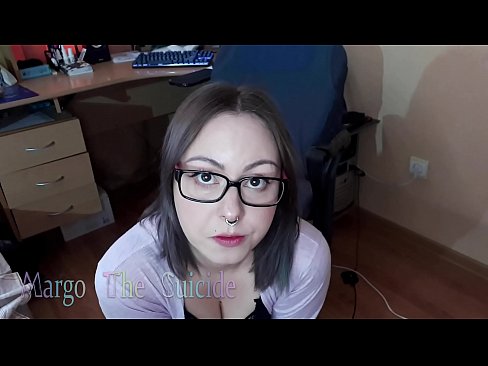 ❤️ Σέξι κορίτσι με γυαλιά πιπιλίζει Dildo βαθιά στην κάμερα ❌ Σεξ ️