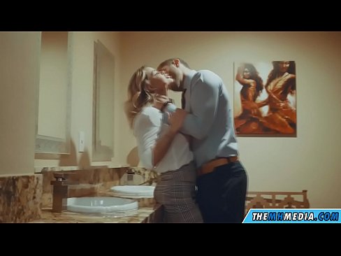 ❤️ Όταν μια πλούσια ξανθιά σε αποπλανεί σε μια δημόσια τουαλέτα ❌ Σεξ ️